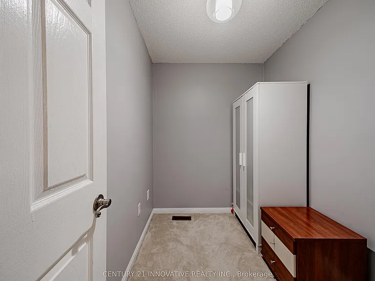 28 Samandria Ave #UPPER — Photo 35