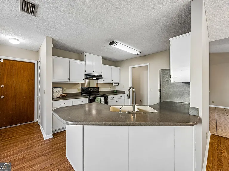132 Woodvalley Dr — Photo 15