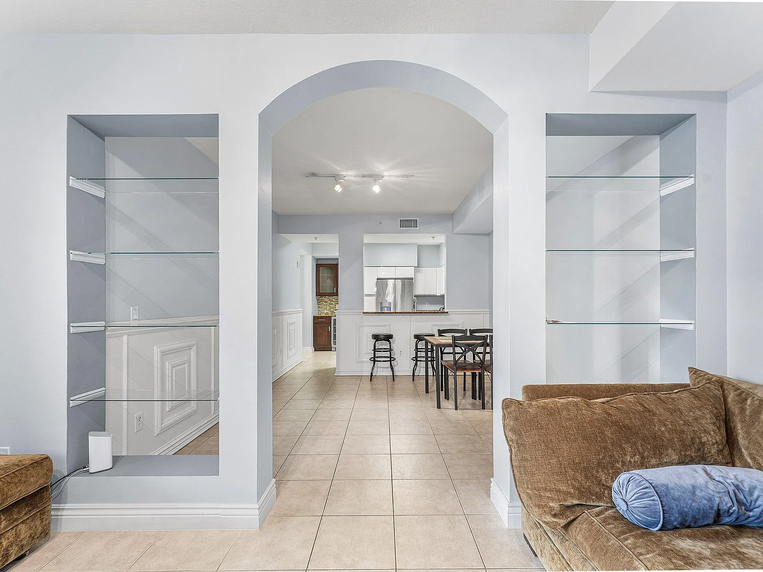 3 bed, 2.0 bath, 1362 sqft, $4,000 — Photo 3