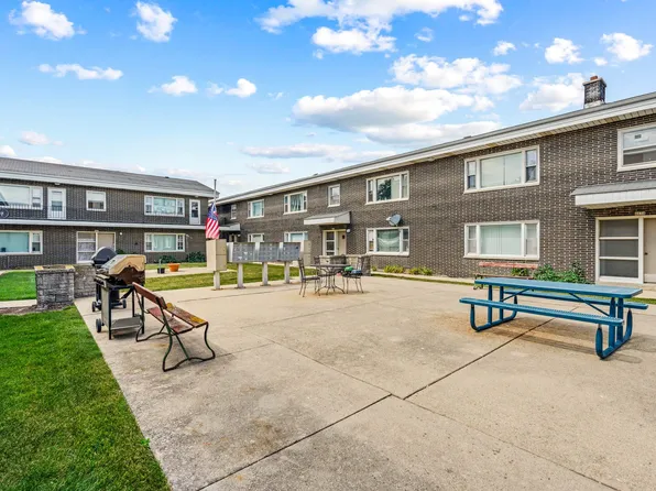 4664 S Whitnall Ave, Saint Francis, WI 53235