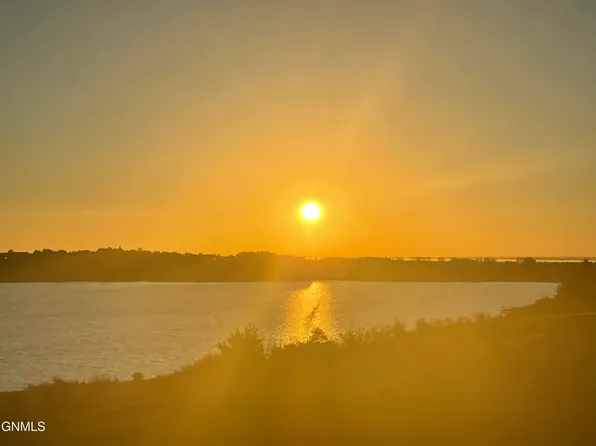 4221 13e St, Garrison, ND 58540