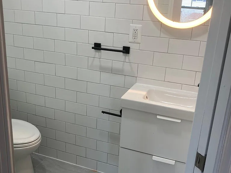Full bathroom for bedrooms 2/3