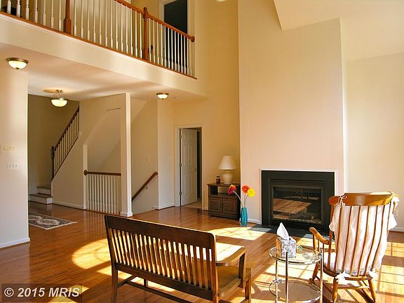 Great Room w/Gas FP & Wood Floors