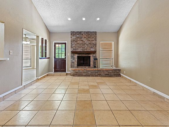 3rd image of 5718 Crest Pebble Dr