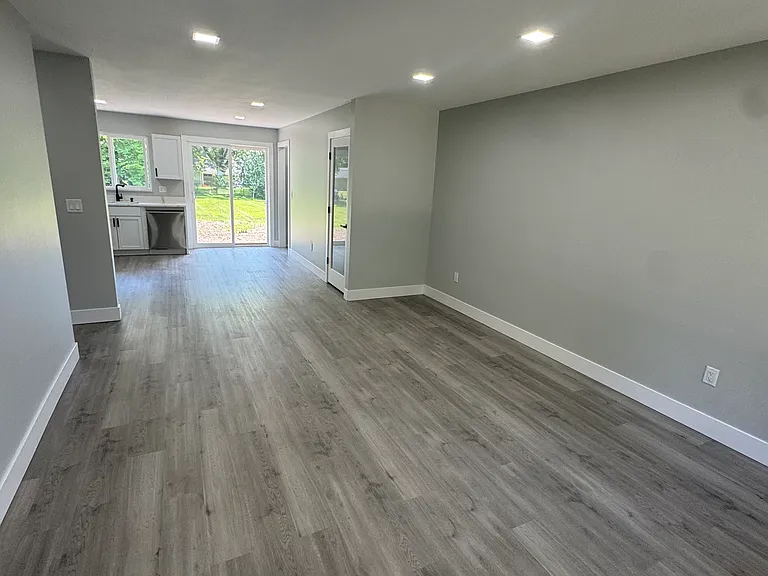 2158 Elmcrest Rd — Photo 2