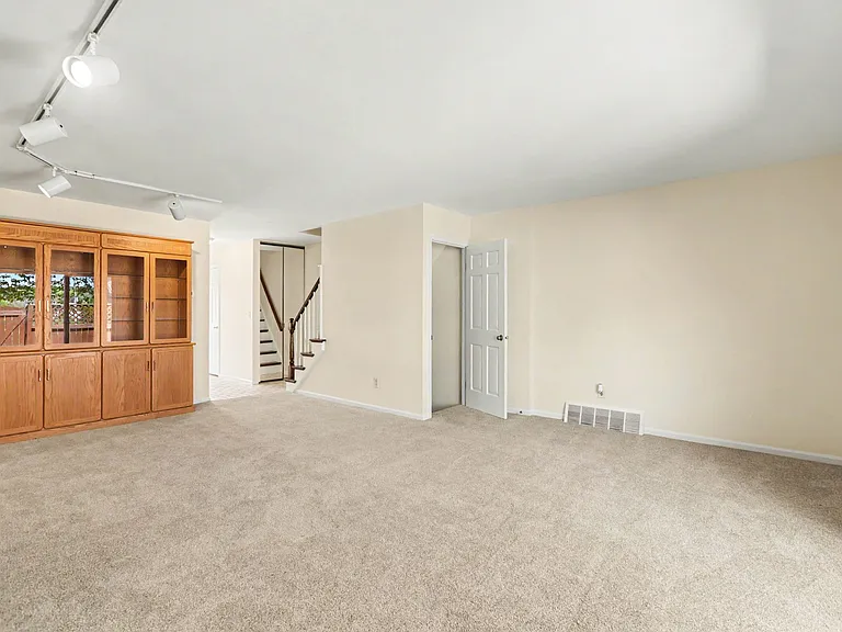 933 E Maple St — Photo 11