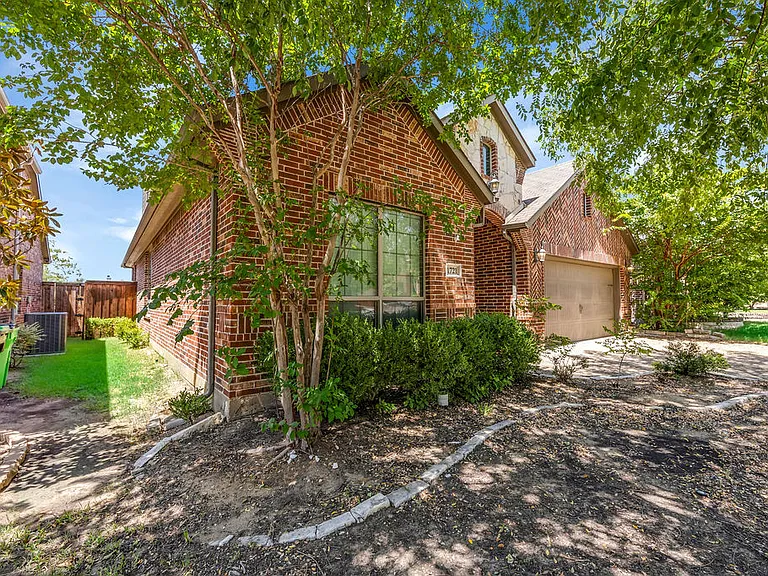1721 Medina Ln — Photo 3