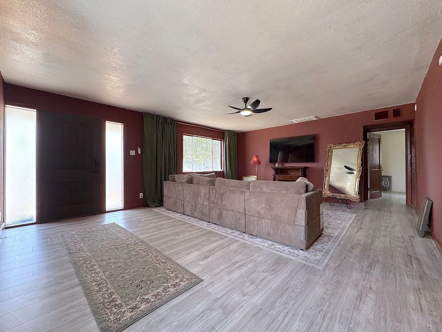 Spacious 3bed 2bath Refrig A/C Corner Home with Mountain Views! — Photo 2