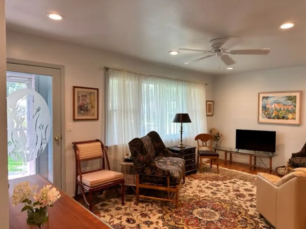 https://photos.zillowstatic.com/fp/129a99ad86d9af0cd840e12b91cea08a-p_e.webp