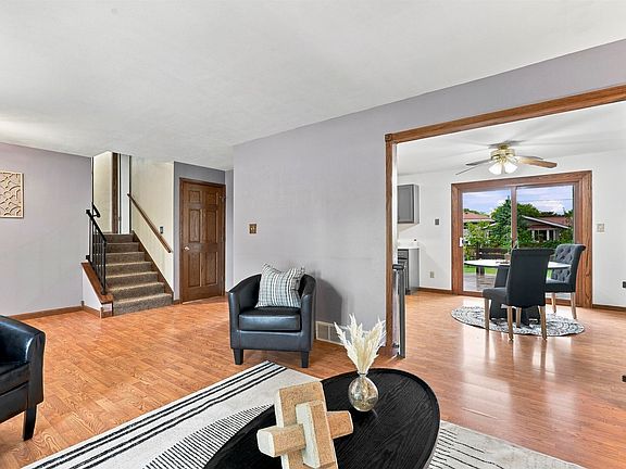 4th image of 821 Woodfield Rd