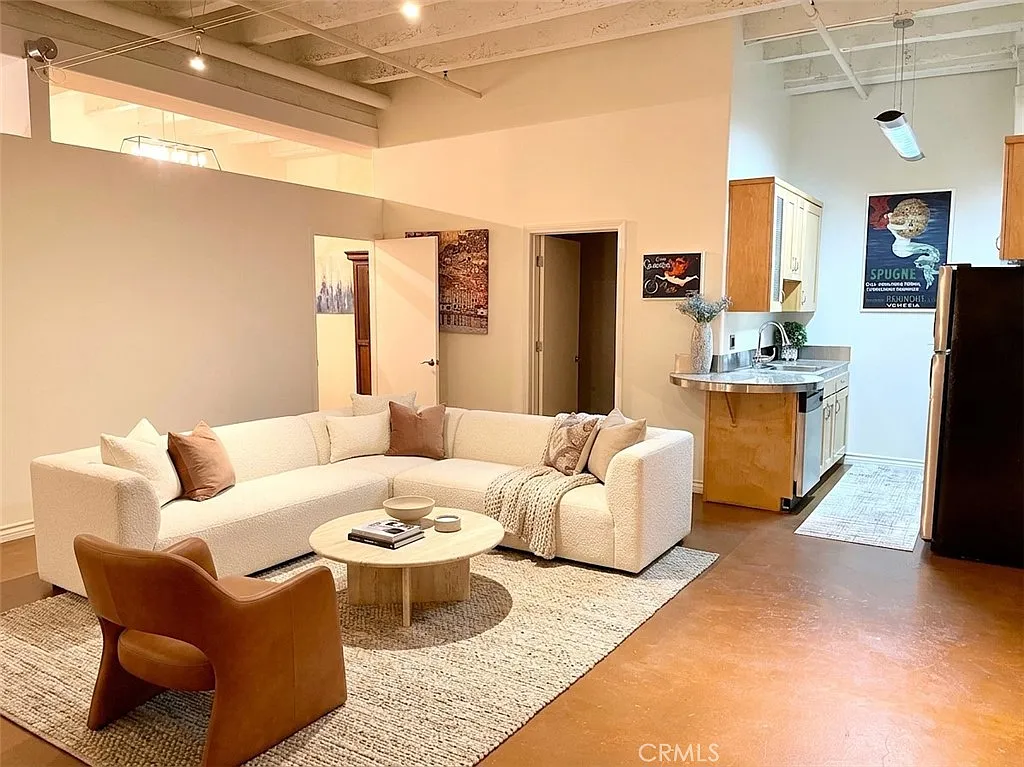2 bed, 940 sqft, $2,000 — Photo 3