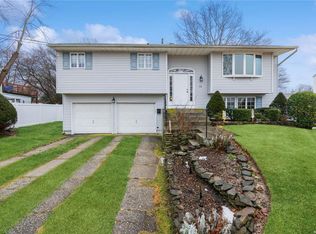 11 Roslyn Ct, East Patchogue, NY 11772