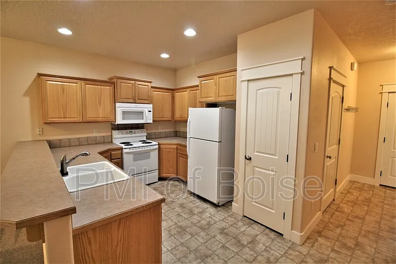 3 bed, 2.5 bath, 1600 sqft, $1,895 — Photo 3