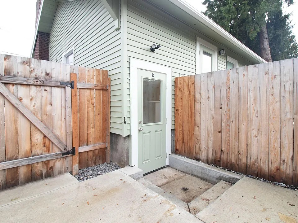 Private Rear Entrance