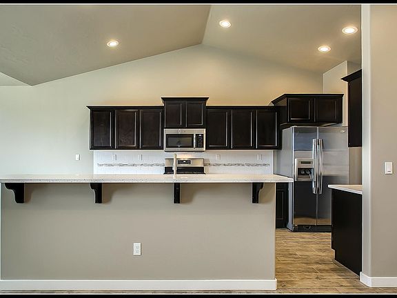 Large Quartz Island/Breakfast Bar