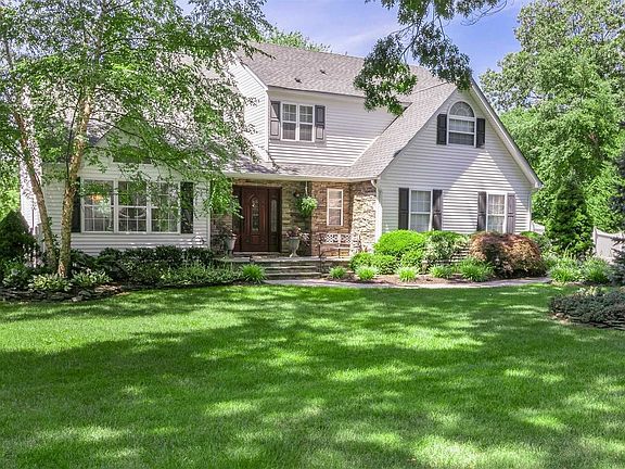 5th image of 16 Knob Hill Dr
