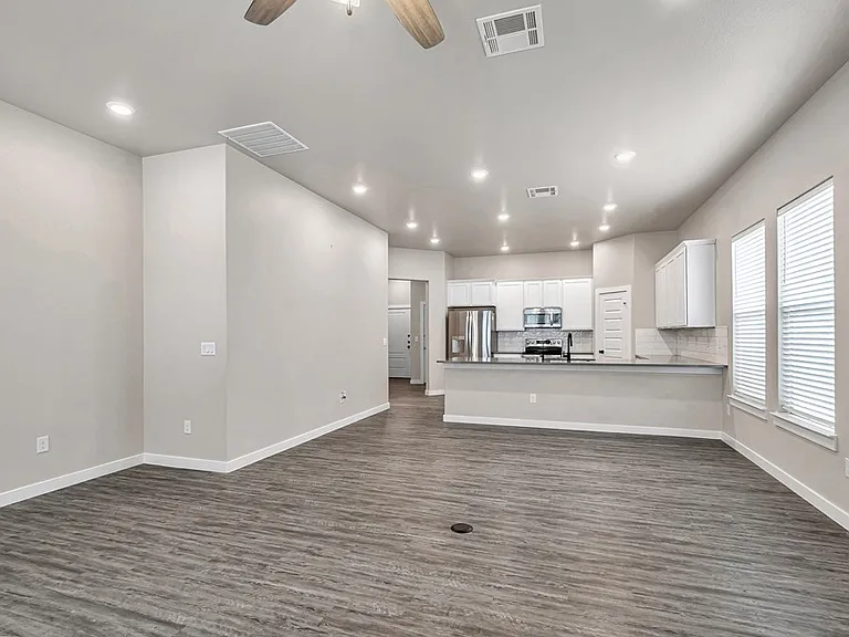 5910 Purtis Creek Dr — Photo 17