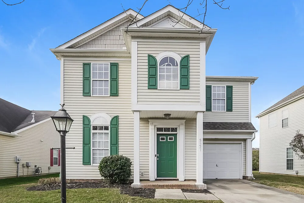 3 bed, 2.5 bath, 1500 sqft, $1,920 — Photo 1