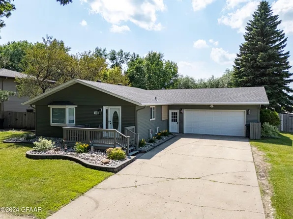1225 Darwin Dr, Grand Forks, ND 58203