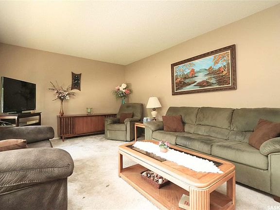 3rd image of 546 Riverview ROAD
