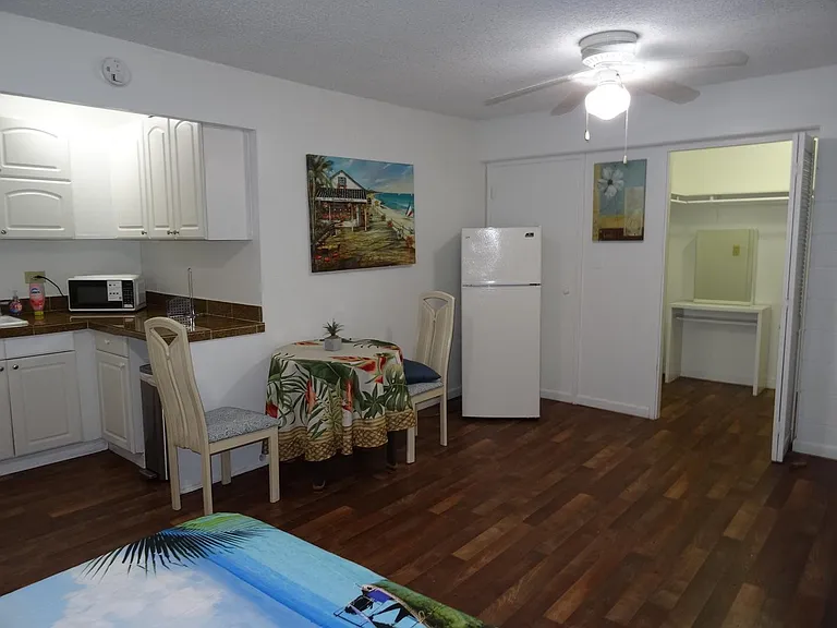Waikiki Whale Watcher Apartments — Photo 44