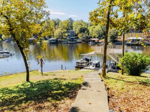 15690 Beacon Point Dr, Northport, AL 35475