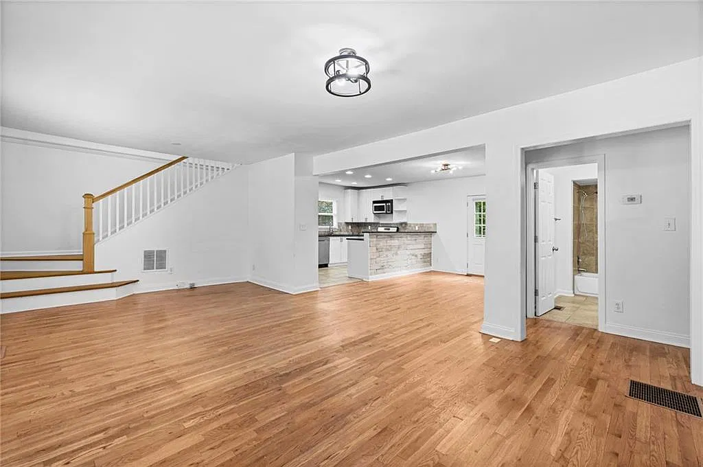 4 bed, 3.0 bath, 2026 sqft, $2,700 — Photo 3