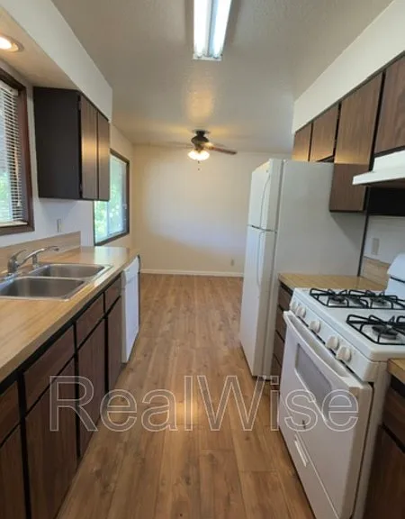 550 SE Center St — Photo 7