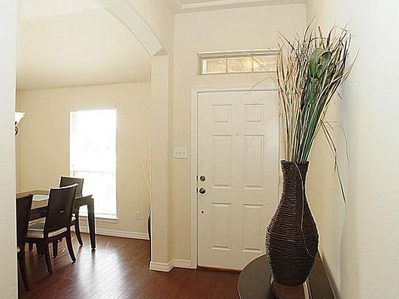 2nd image of 1217 Catbird Dr