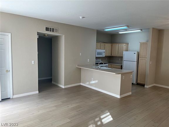 5th image of 855 N Stephanie St Unit 2411