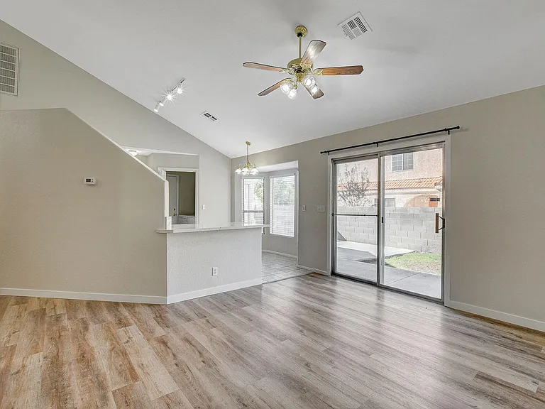 272 Spring Hills Ln — Photo 11
