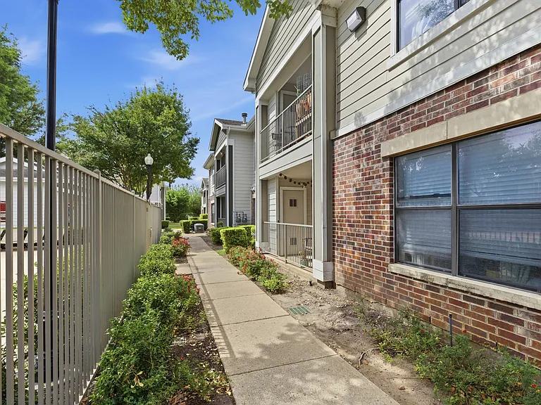 Villas on Sixth Apartment Homes — Photo 12