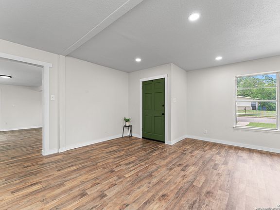 5th image of 786 Clearview Dr