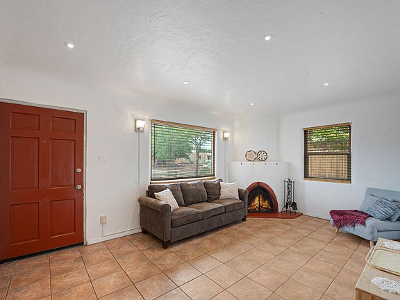 5th image of 2129 La Veta Dr NE