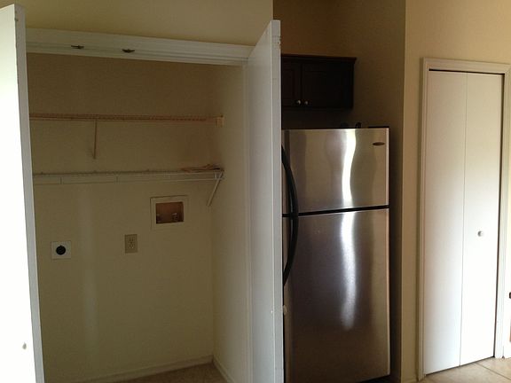 W/D area and refrigerator 