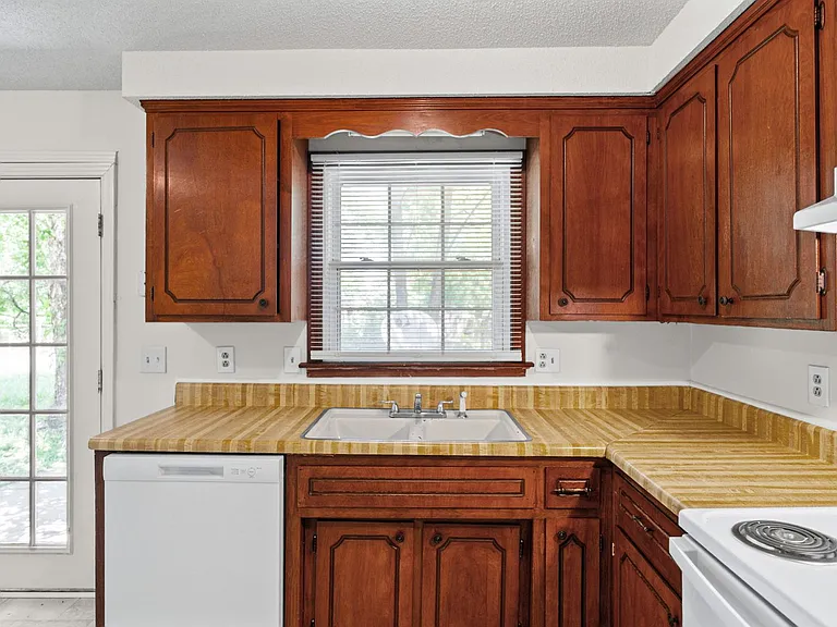 397 Elaine Dr — Photo 7