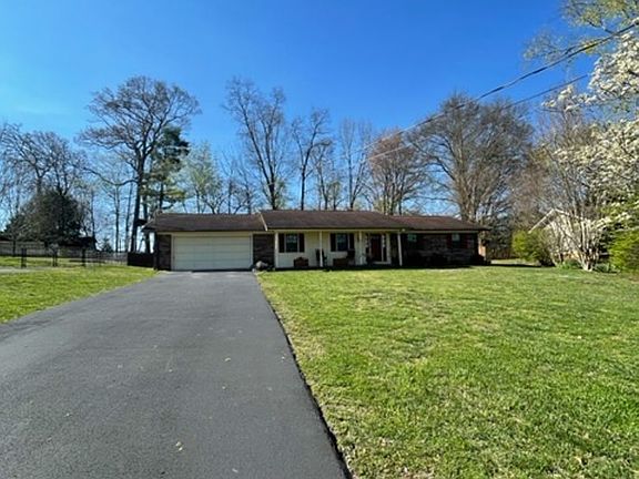 2nd image of 935 Oxford Hills Dr