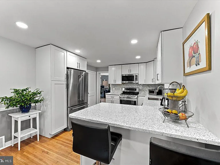 416 Valley View Rd — Photo 3