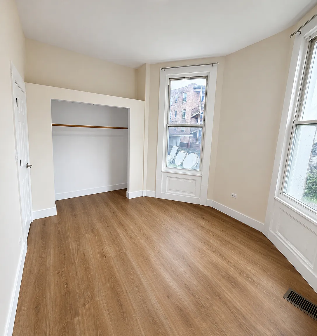 3 bed, 1100 sqft, $1,900 — Photo 4