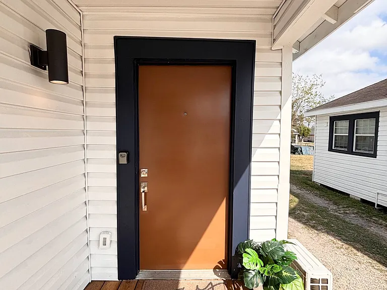 7425 Avenue H — Photo 2