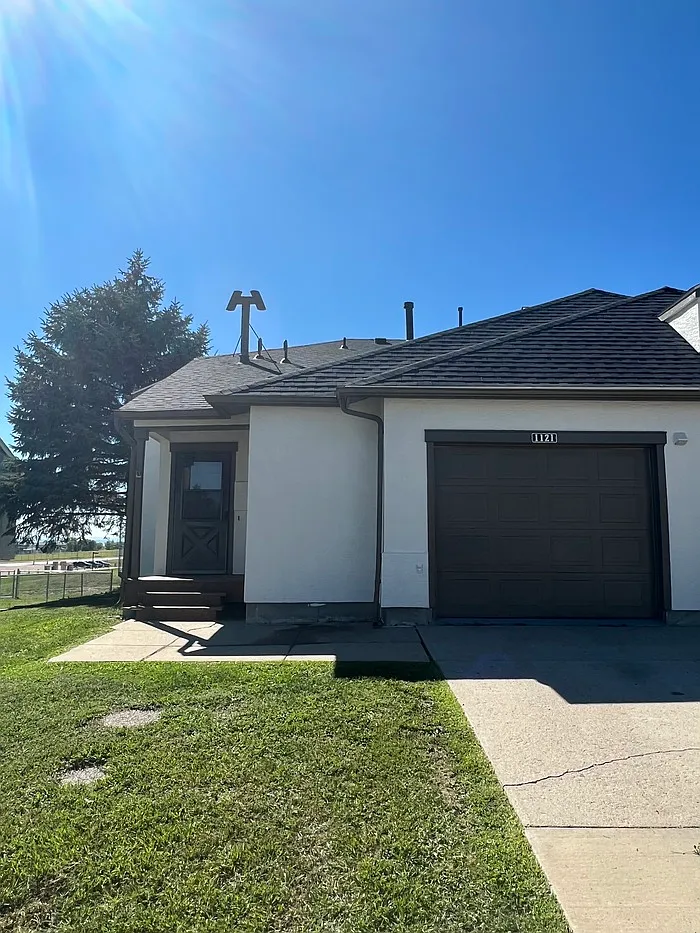 3 bed, 2.5 bath, 1328 sqft, $1,758 — Photo 1