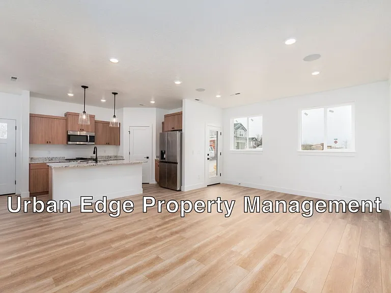 5006 E Hagadorn Ln — Photo 3