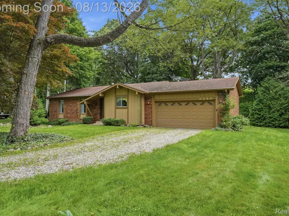 2742 Parkway Pl, Hartland, MI 48353