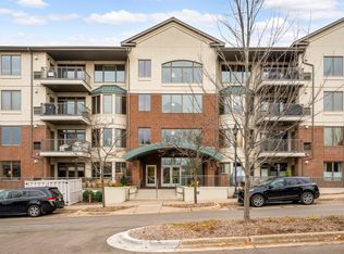 5275 Grandview Sq APT 3203, Edina, MN 55436