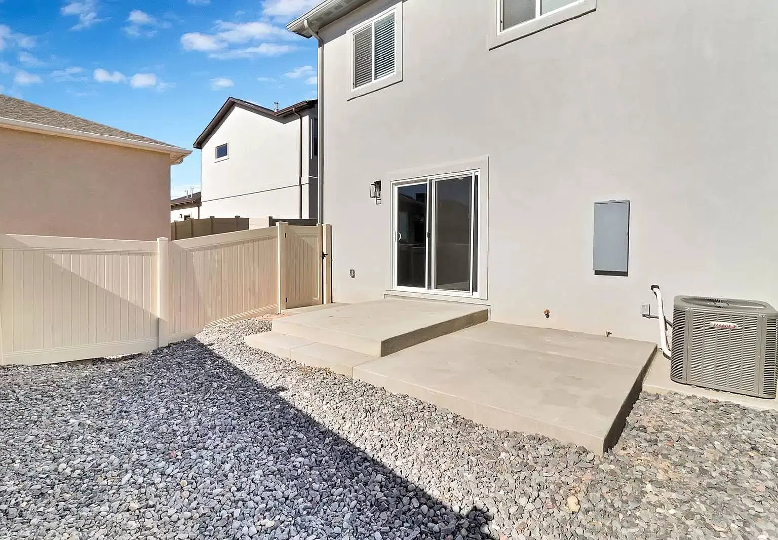 3 bed, 1390 sqft, $2,300 — Photo 3