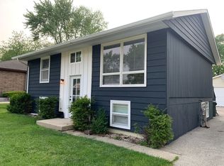 70 Walnut Ct, Mundelein, IL 60060