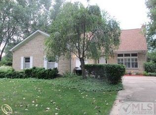 21834 Canterbury Ave, Grosse Ile, MI 48138