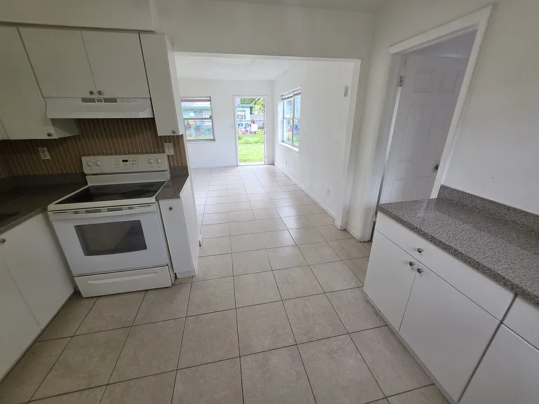 22-24 SW 10th St #B — Photo 12