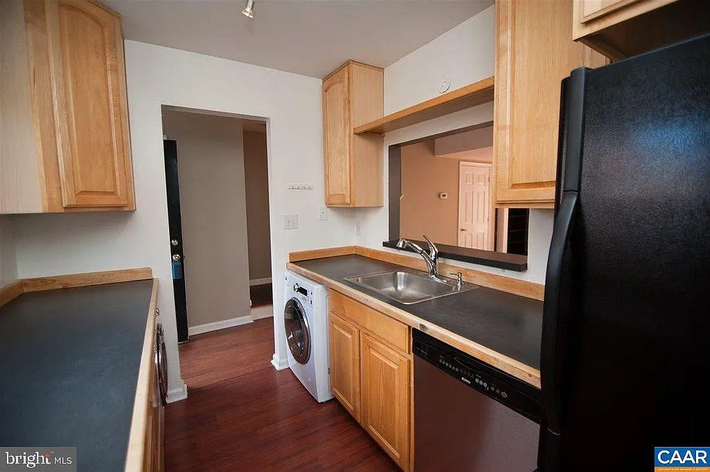 2 bed, 2.5 bath, 1134 sqft, $2,100 — Photo 3