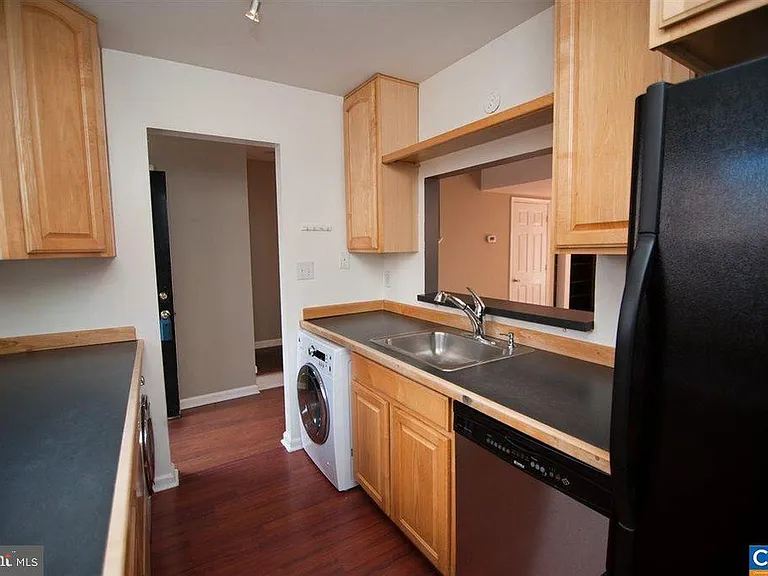 1566 Garden Ct — Photo 3